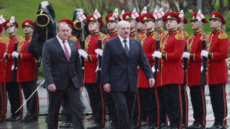 Chuyến thăm ba ngày tới Gruzia, Lukashenko đã bắt đầu với việc đặt vòng hoa tại Mộ Chiến sĩ Vô danh tại công viên Vake ở Tbilisi. 