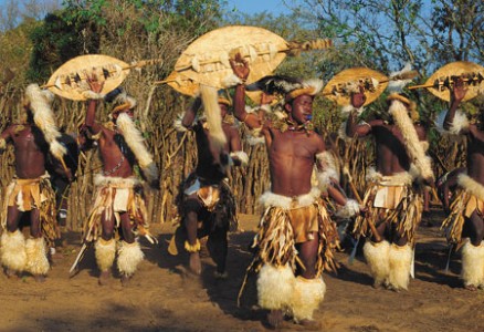 Những người đàn ông Zulu trưởng thành đều thể hiện sự quyến rũ của mình bằng sức mạnh và sự "đáng yêu" trong những điệu múa.