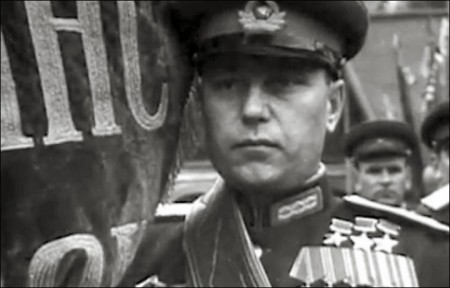 Đại tá, sư đoàn trưởng, ba lần Anh hùng Liên bang, trong đội hình duyệt binh mừng chiến thắng trên Quảng trường Đỏ, 1945 