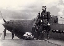 Bên chiếc P-39 Airacobra