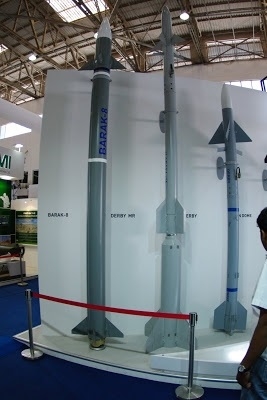 Đạn tên lửa Barak 8 dài 4,5m, đường kính thân 0,54m và sải cánh 0,94m và trọng lượng 275kg với đầu nổ 60kg. Đạn được trang bị 2 tầng động cơ đẩy không ...