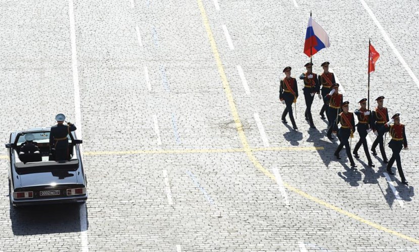Đội hình rước cờ danh dự đi ngang qua xe chở Bộ trường Quốc phòng Liên bang Nga Sergei Shoigu (Nguồn: Reuters)