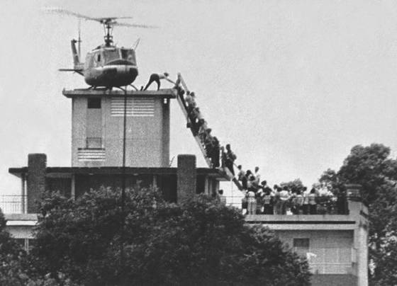 Hình ảnh trực thăng Mỹ di tản khỏi Sài Gòn ngày 29/4/1975 được sử dụng trong bài viết của Miller.