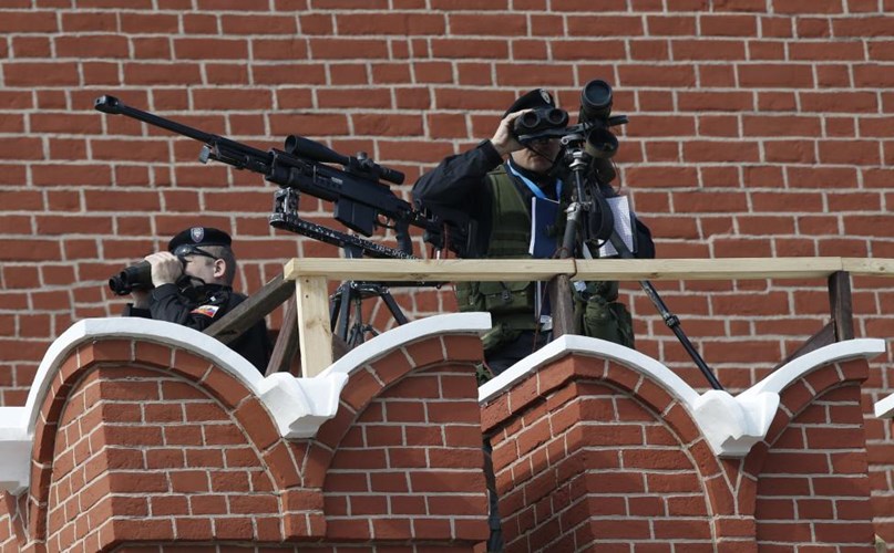 Các xạ thủ giám sát an ninh cho buổi lễ diễu hành (Nguồn: Reuters)