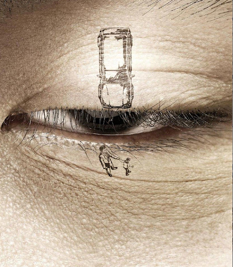 Bức ảnh của tổ chức Phát triển sức khỏe của Thái Lan truyền tải thông điệp rằng trong chớp mắt tai nạn cũng có thể xảy ra, đừng lái xe khi bạn buồn ngủ.