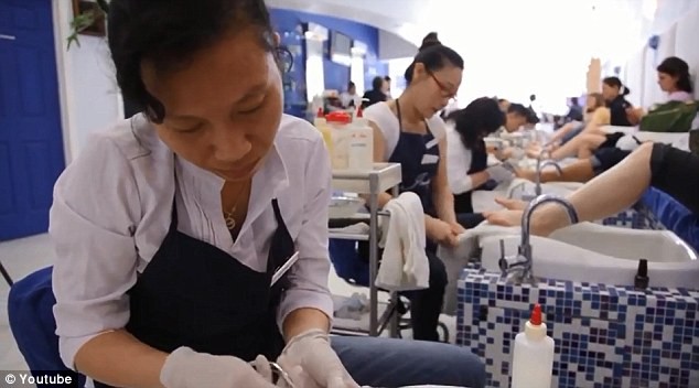 Những phụ nữ gốc Việt chăm sóc móng cho khách tại một tiệm ở Mỹ. Ảnh: YouTube
