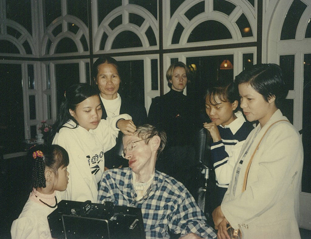 Stephen đến thăm làng trẻ em S.O.S, nơi cô con gái nuôi Thu Nhàn sinh sống và học tập năm 1997