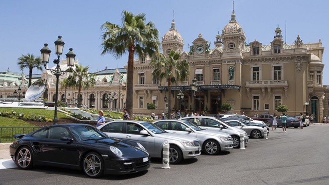 Tại Monaco, người ta có thể bắt gặp các siêu xe hàng đầu thế giới ở bất cứ nơi đâu. Ảnh: Abcnews.