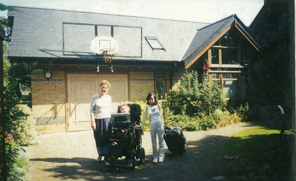 Thu Nhàn sang Anh thăm bố mẹ nuôi vào năm 2002