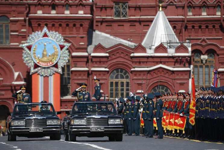 Thống soái Sergei Shoigu, Bộ trường Quốc phòng Liên bang Nga, chỉnh đốn hàng ngũ binh sĩ trước khi bắt đầu diễu binh diễu hành (Nguồn: Reuters)