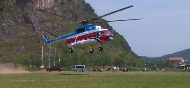 Máy bay trực thăng mang các thiết bị vào hang - Ảnh: L.N.