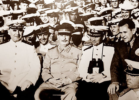 Stalin (thứ 2 từ bên trái) với các thủy thủ tàu tuần dương Molotov trong chuyến thăm Crimea, tháng 8/1947.