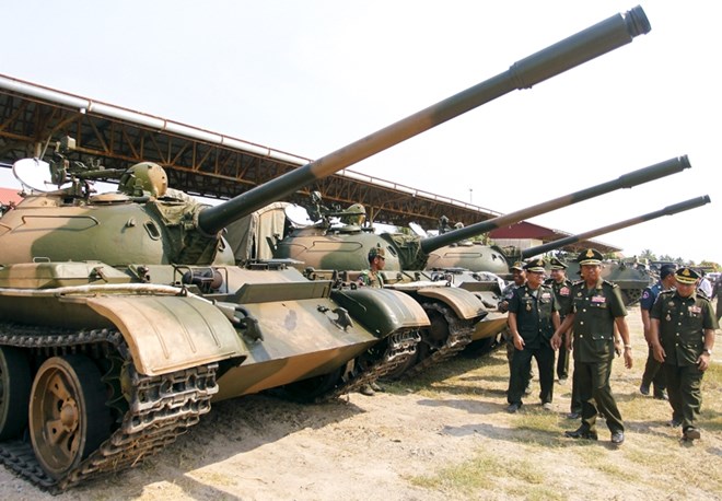 Quan chức quân đội Campuchia thị sát lực lượng xe tăng tại Học viện Quân sự ở tỉnh Kampong Speu hồi tháng Ba.