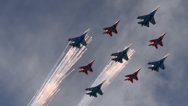 Máy bay Su-27 và Mig-29 bay qua bầu trời Quảng trường Đỏ (Nguồn: Itar Tass)