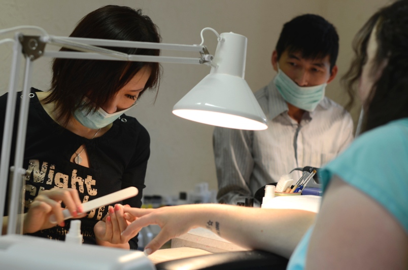 Thợ nail người Việt cần cù, chịu khó, siêng năng. Ảnh: baophunuonline.com