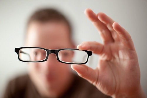 Phát minh của bác sĩ Randal Pham giúp những người có bệnh về mắt không cần phải đeo kính. Ảnh minh họa