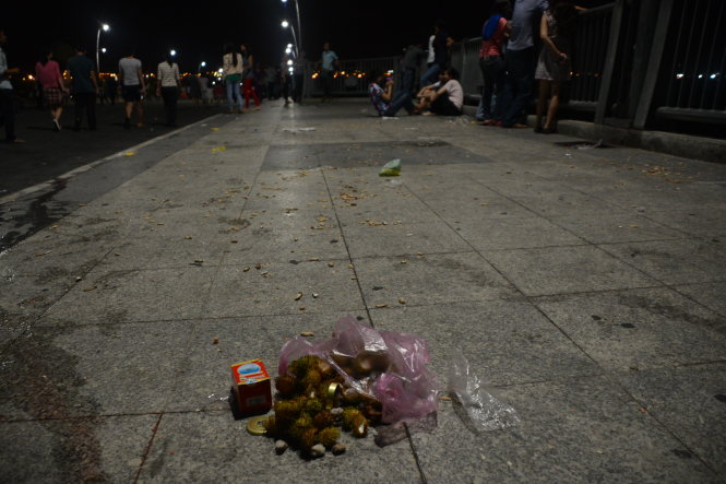 Vỏ chôm chôm được bỏ lại trên cầu Thủ Thiêm, TP.HCM - Ảnh: Quang Định