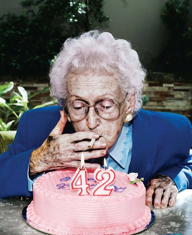 Ở tuổi 42 nhưng người phụ nữ trong ảnh lại mang ngoại hình của một cụ già. Bức ảnh tuyên truyền cho ngày Thế giới không thuốc lá 31/5 với thông điệp: Hút thuốc khiến bạn lão hóa sớm.