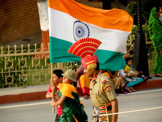 Lực lượng lính biên phòng của Ấn Độ ra đời từ năm 1965. Nhiệm vụ của họ là canh gác biên giới và ngăn chăn sự xâm nhập của Pakistan vào lãnh thổ. Hiện nay, lực lượng lính biên phòng Ấn Độ đã phát triển tới hơn 186 tiểu đoàn. Quân phục của họ khá kỳ lạ với mũ có mào. Mỗi hình dáng và màu sắc của mũ biểu trưng cho một đơn vị trong lực lượng biên phòng.
