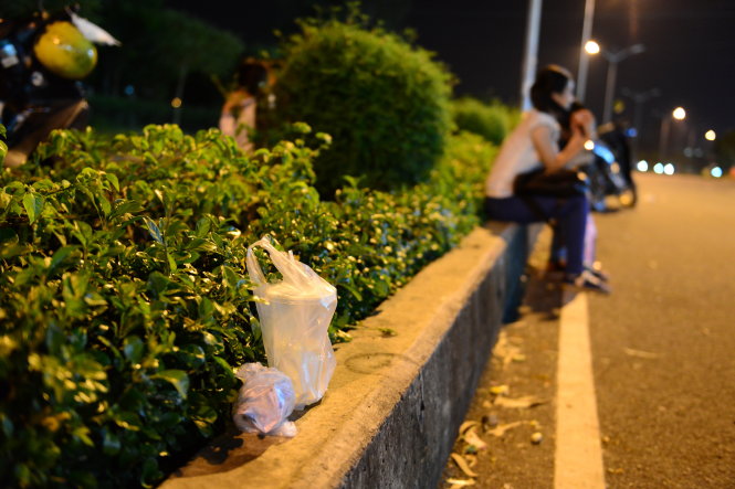 Rác được các bạn sinh viên bỏ lại ngay tại nơi mình ngồi để uống nước trò chuyện buổi tối (ảnh chụp tối 20-11) - Ảnh: Quang Định