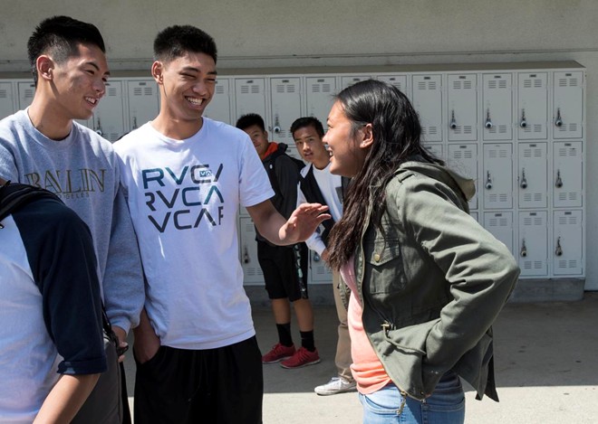 Shawla Le, 17 tuổi, (phải) trò chuyện với Kyle Vũ (trái) và Kevin Nguyen trong giờ nghỉ trưa.
