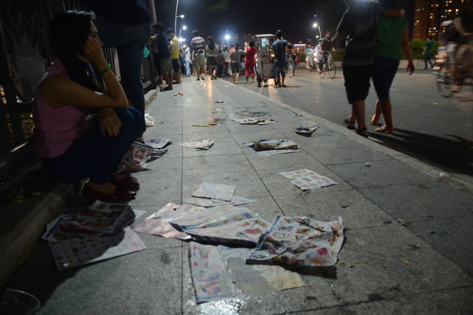 Tràn ngập rác được bỏ lại trên cầu Thủ Thiêm, TP.HCM sau khi bắn pháo hoa - Ảnh: Quang Định