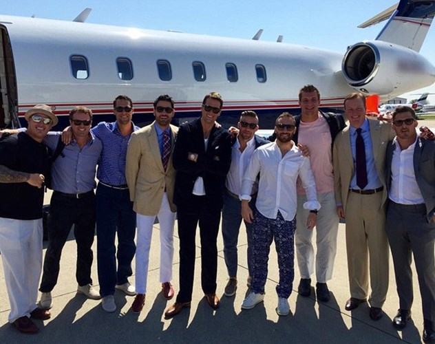 Ngôi sao bóng bầu dục, Tom Brady (áo đen, đứng giữa) và các đồng đội trong màu áo New England Patriots cũng đến Las Vegas bằng máy bay riêng.