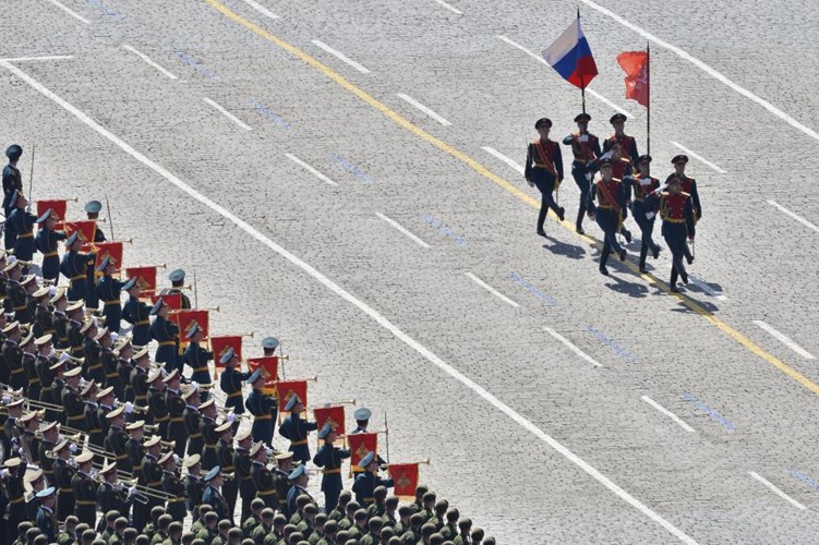 Đội hình cận vệ rước cờ danh dự mở đầu cuộc diễu binh tại Quảng trường Đỏ(Nguồn: Reuters)