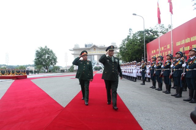 Đại tướng Phùng Quang Thanh và Thượng tướng Thường Vạn Toàn duyệt Đội danh dự QĐND Việt Nam