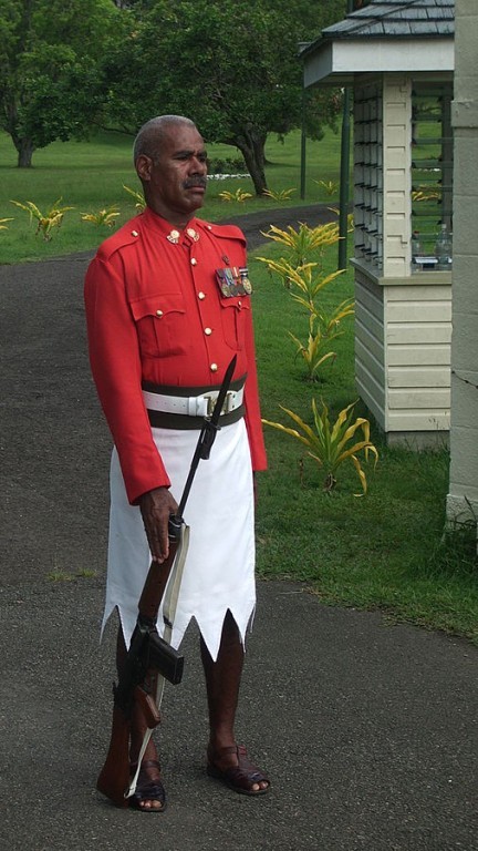 Những người lính canh gác mộ của tổng thống Fiji (một hòn đảo thuộc địa của Anh ở Châu Đại Dương) có trang phục truyền thống là váy viền răng cưa và áo đỏ. Trang phục kỳ lạ này khiến du khách tò mò.