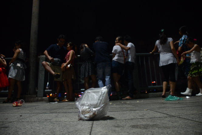 Sự thờ ơ ý thức của bạn trẻ về rác trên cầu Thủ Thiêm, TP.HCM - Ảnh: Quang Định