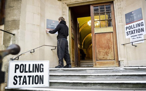 Tại điểm bỏ phiếu ở Thư viện Bristol sáng 7/5 (ảnh: The Guardian)