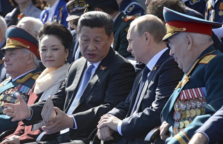 Ông Tập Cận Bình ngồi ngay cạnh Tổng thống Nga Putin (Nguồn: Reuters)
