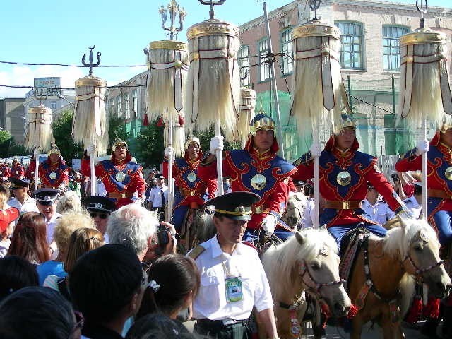 Trong dịp lễ Độc lập Nadaam, quân đội Mông Cổ diễu binh với trang phục thể hiện sự hào hùng, lớn mạnh của một Đế quốc trong quá khứ. Khi đất nước hòa bình, lực lượng diễu binh thường cưỡi ngựa trắng, còn trong thời chiến họ cưỡi ngựa đen.