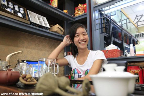Liang Shichui làm việc tại quán trà của chị gái chồng ở Linqi, Hà Nam, Trung Quốc. Cô đã không thể tìm được việc làm trên thị trường lao động.