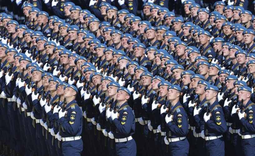 Các binh sĩ Nga tham gia buổi diễu hành (Nguồn: Reuters)
