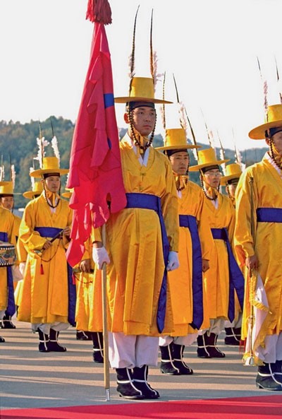 Năm 1996, đơn vị lính canh ở cung điện Gyeongbokgung của Hàn Quốc đã tái diễn sự thay đổi của quân đội trong suốt thời phong kiến. Họ mang trang phục và vũ khí truyền thống để thể hiện sự thay đổi trong phương cách bảo vệ cung điện qua các thời đại một cách công khai với khách du lịch.