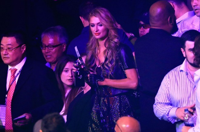 "Nữ hoàng tiệc tùng" Paris Hilton đến góp vui.