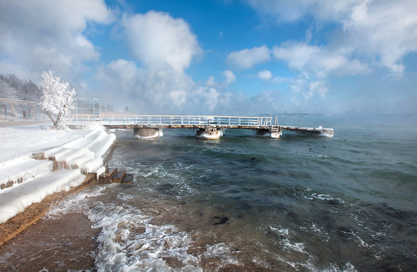 Vào mùa đông, cảnh vật của Crimea bị bảo phủ bởi tuyết trắng nhưng mây trời và nước biển vẫn trong xanh.