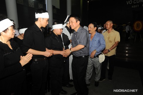 Nhạc sĩ Phú Quang chia buồn với từng thành viên trong gia quyến của cố nghệ sĩ Anh Dũng.
