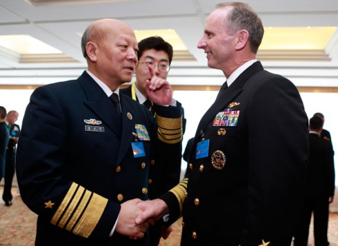 Đô đốc Ngô Thắng Lợi và Đô đốc Johnathan Greenert. Ảnh: Reuters