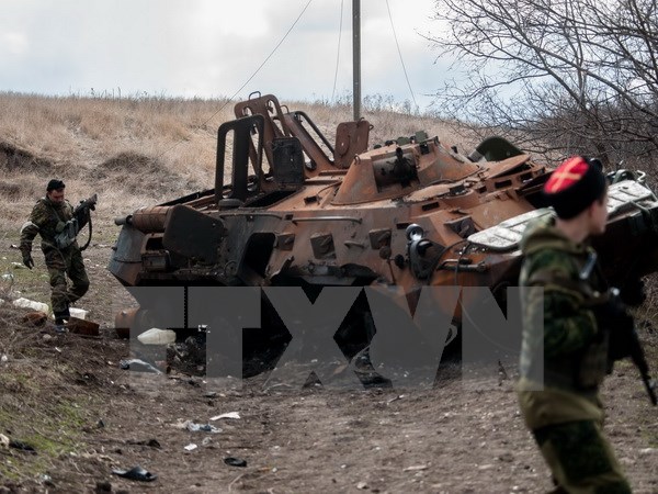 Xe quân sự Ukraine bị phá hủy trong cuộc giao tranh với lực lượng ly khai ở thành phố miền đông Metalist ngày 23/3. (Nguồn: AFP/TTXVN)