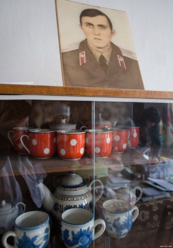 Một bức ảnh của con trai bà  được đặt trang trọng trong căn hộ. Ông đang phục vụ trong quân đội Nga và không thể đến thăm bà kể từ khi cuộc xung đột ở Ukraine bắt đầu. 