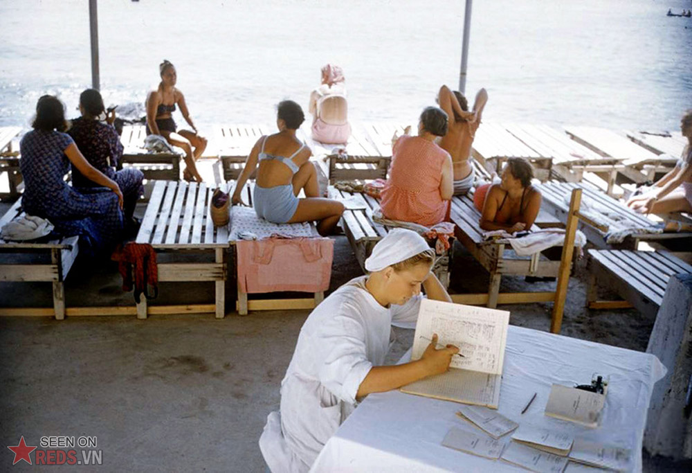 Tại một khu điều dưỡng nằm bên bờ biển, người y tá đang xem lại sổ sách trong khi những phụ lớn tuổi sảng khoái tán gẫu với nhau.