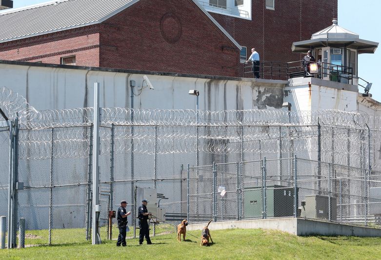Cảnh sát cùng chó nghiệp vụ canh gác nghiêm ngặt tại nhà tù Clinton Correctional Facility.