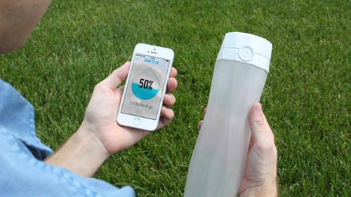 Chai nước thông minh tương thích với ứng dụng smartphone - ảnh: HidrateMe