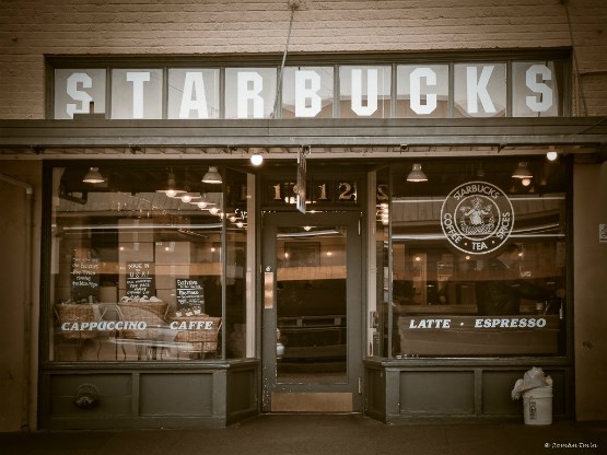  Schultz tìm thấy Starbucks lần đầu tiên khi ông vẫn đang làm tại Hammarplast.  