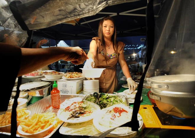 Một sạp bán thức ăn nhanh tại chợ. Chủ quầy phải trả tiền thuê chỗ là 150 USD mỗi đêm.
