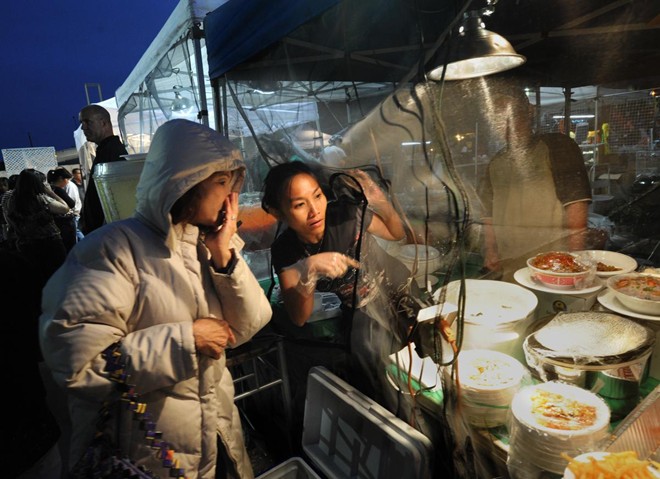 Quầy bán thức ăn của cô Nhung Nguyen. Chợ sẽ hoạt động vào mỗi buổi tối trong mùa hè với 18 quầy bán đồ ăn và khoảng 25 gian bán các vật phẩm khác.