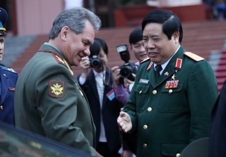 Bộ trưởng Quốc phòng Nga Sergei Shoigu và Bộ trưởng Phùng Quang Thanh. Ảnh: Talkvietnam.